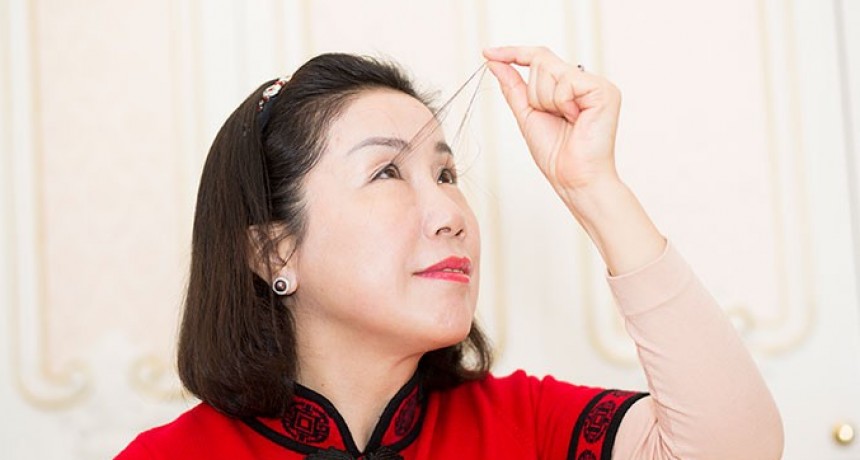  Una mujer china tiene el r&eacute;cord de las pesta&ntilde;as m&aacute;s largas del mundo