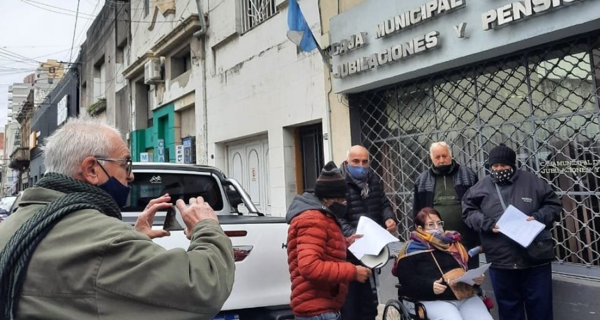 Jubilados reclamaron pagos que adeuda la Caja Municipal
