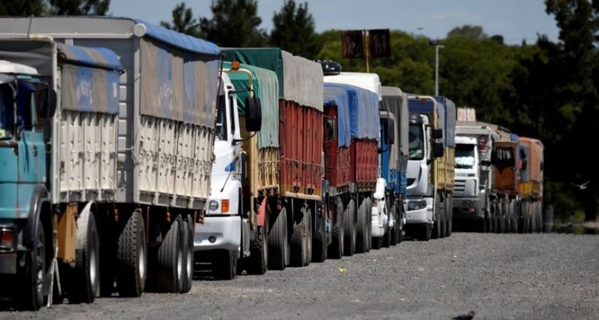 Camioneros definen si realizan medidas de fuerza tras la faltante de gasoil