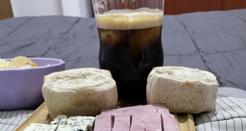 Un joven fue criticado en redes por invitar a su novia a una cita con picada y fernet en botella cortada