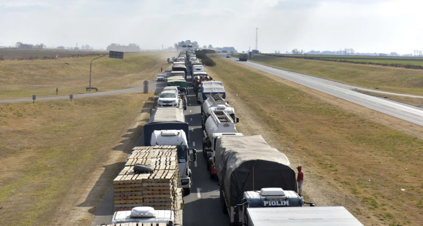 Transportistas de todo el pa&iacute;s protestan en el Obelisco