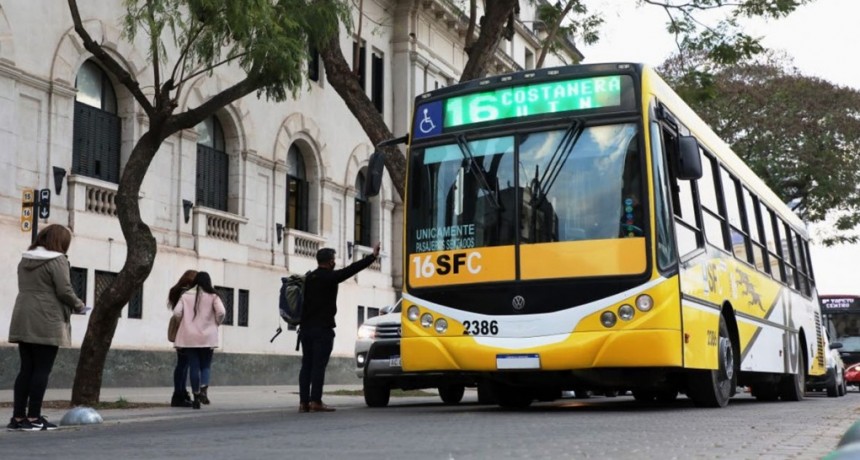 Reuniones claves para evitar el paro de colectivos de este martes