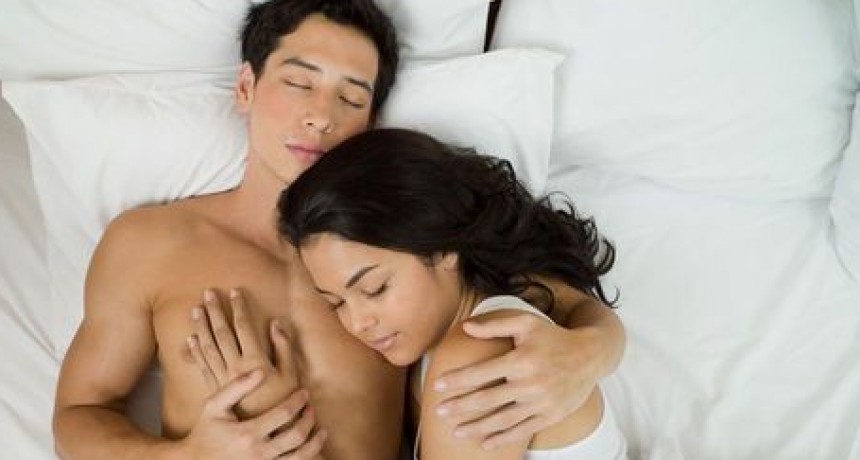 Doctor recomienda dormir sin pareja