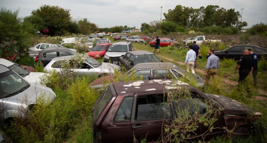 Retiran veh&iacute;culos abandonados en comisar&iacute;as de Santa Fe