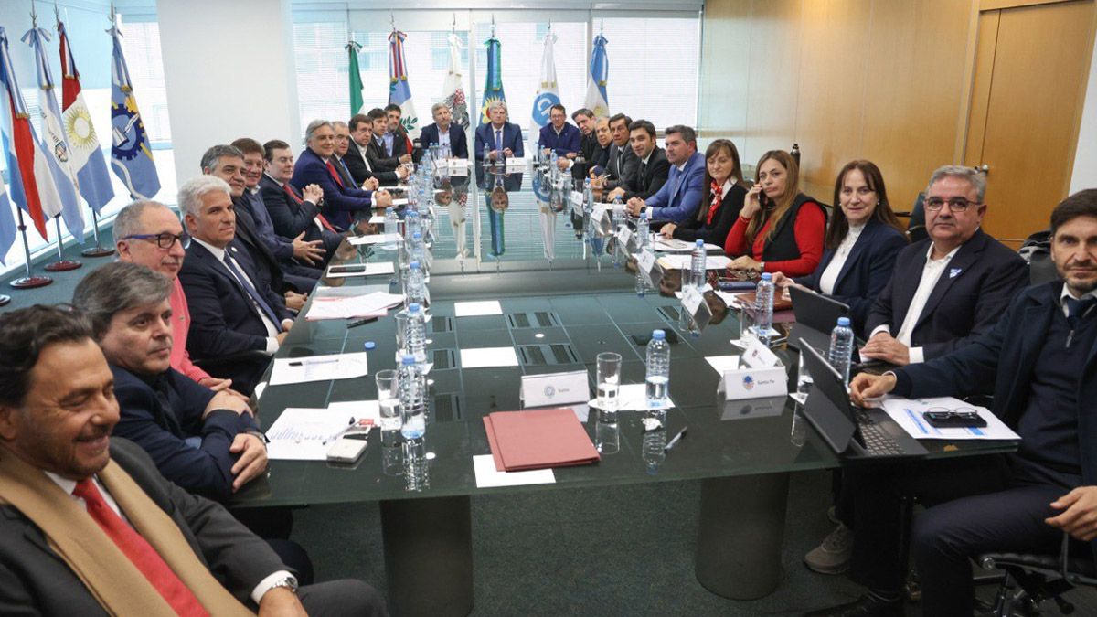 Gobernadores apuran proyecto para redistribuir fondos e impuesto a los combustibles