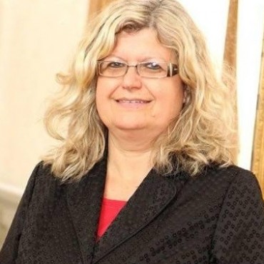 La ministra de Educaci&oacute;n inaugura las &aacute;reas remodeladas de dos escuelas en la ciudad