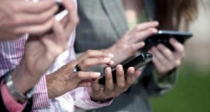 S&oacute;lo cuatro de cada diez argentinos comparten redes sociales con su jefe