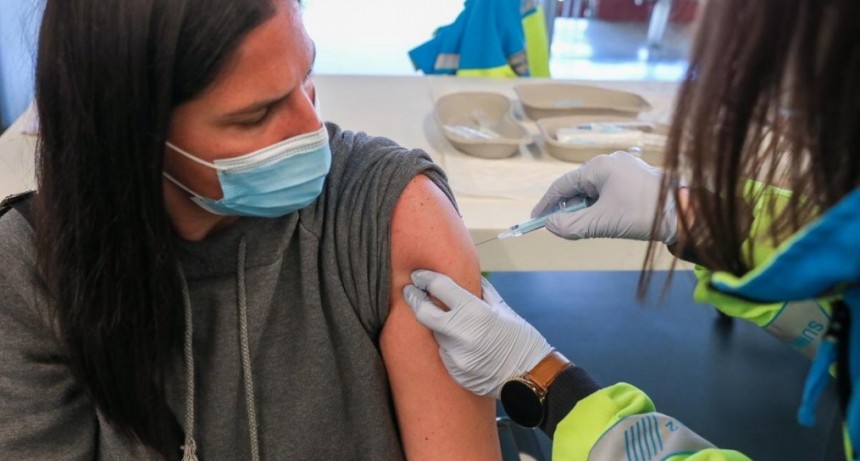 Ya se vacuna a menores de 30 a&ntilde;os contra el coronavirus 