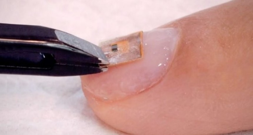 Sal&oacute;n de belleza coloca chips en u&ntilde;as que pueden ser utilizados como tarjetas de cr&eacute;dito