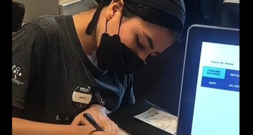 Moza entrega los tickets con dibujos de los comensales