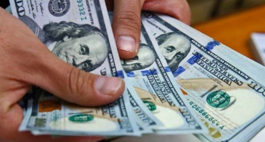 D&oacute;lar turista: el Gobierno aument&oacute; el 10% el recargo para las compras en el exterior