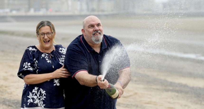 Matrimonio gan&oacute; millonario premio y su primer gast&oacute; fue un rascador de espaldas