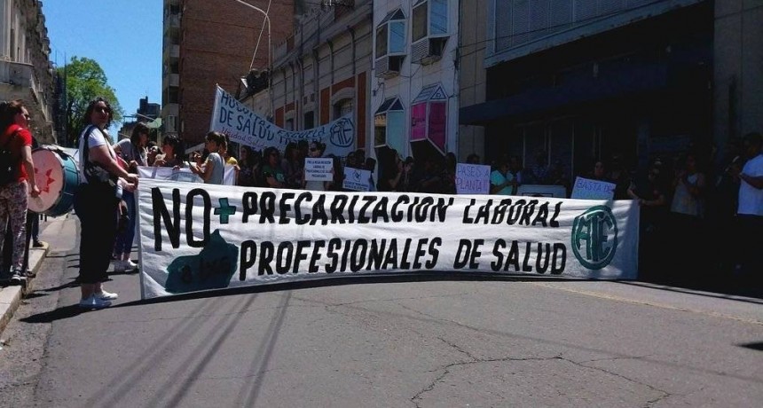 Profesionales de la Salud reclaman frente a la Casa de Gobierno