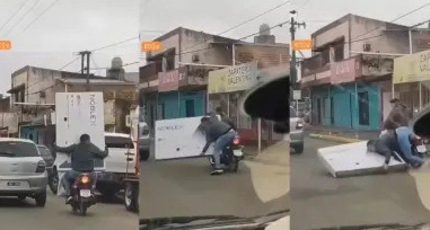 Televisor se cae cuando era llevado en una moto