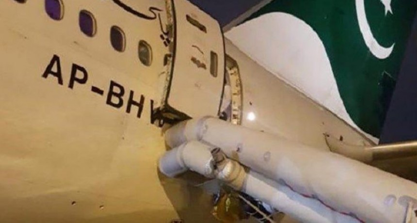  Pasajera confunde puerta del ba&ntilde;o con la de emergencia en un avi&oacute;n