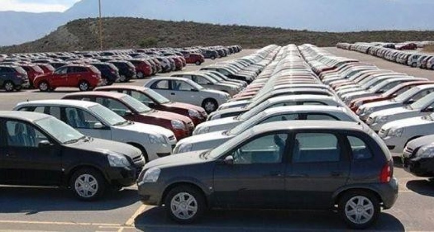 El patentamiento de veh&iacute;culos retrocedi&oacute; m&aacute;s de diecisiete por ciento en julio