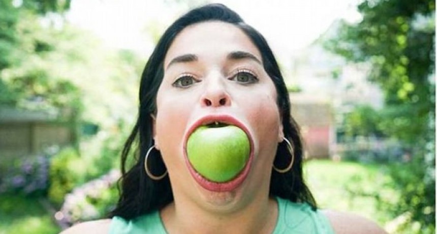 Una mujer alcanz&oacute; el r&eacute;cord de tener la boca abierta m&aacute;s grande del mundo