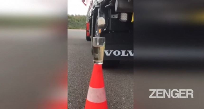 Un holand&eacute;s usa su cami&oacute;n para remojar su saquito de t&eacute; en agua caliente