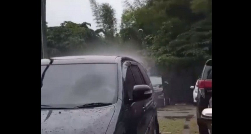 Un video muestra que en un estacionamiento solo llueve sobre un auto