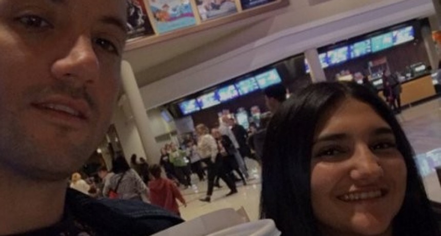 Joven twittea una foto en el cine con su hermana pero aclarando que preferir&iacute;a una novia
