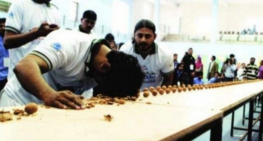 Pakistan&iacute; rompe r&eacute;cord rompiendo m&aacute;s de 200 nueces con su cabeza en un minuto 