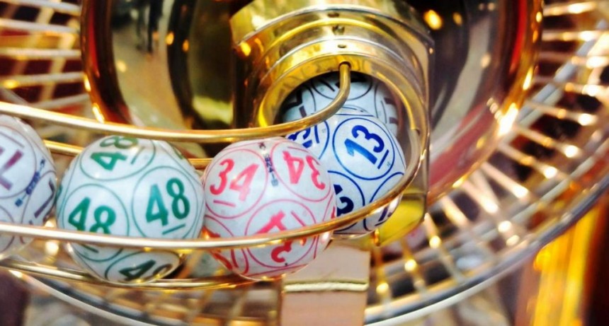 Mujer dice que gan&oacute; la Loter&iacute;a porque le pic&oacute; la mano toda la semana