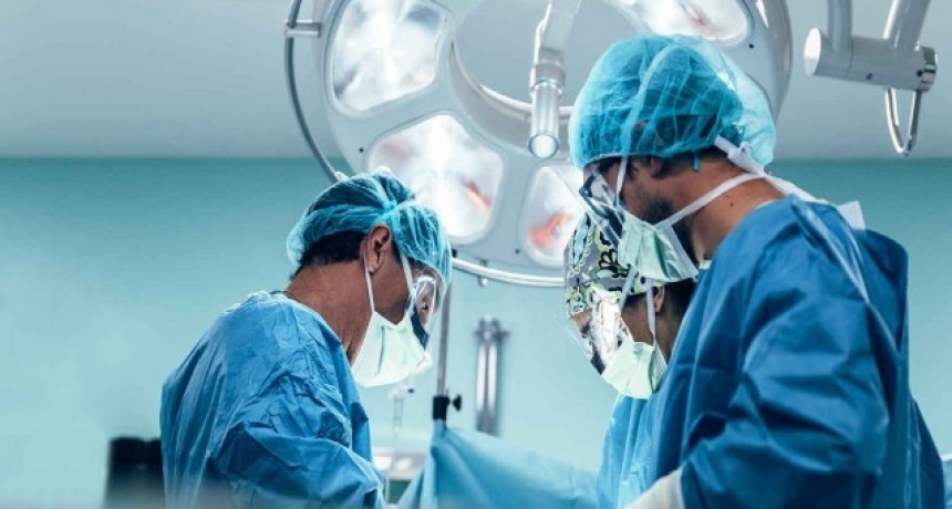 M&eacute;dicos contratados se movilizan para pedir el pase a planta