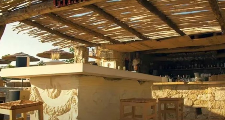 Sarc&oacute;fago era usado de mesa de tragos en una playa