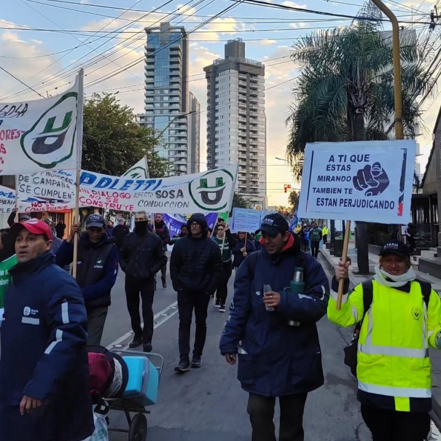 Trabajadores municipales se manifiestan frente a la sede del Ministerio de Trabajo