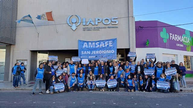 Gremios se manifiestan frente al Iapos