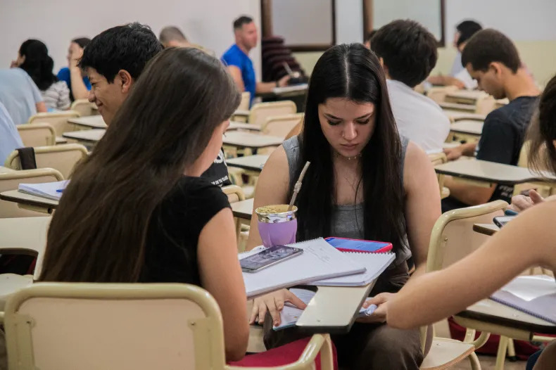 La mayor&iacute;a de los estudiantes siente que su situaci&oacute;n econ&oacute;mica limita su futuro