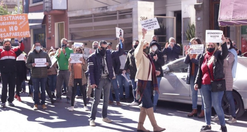 Representantes de Agencias de Turismo marcharon pidiendo eximici&oacute;n de impuestos