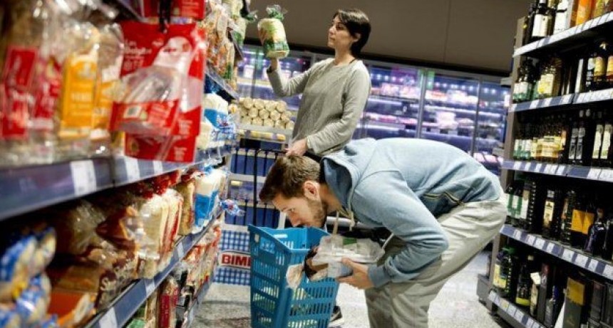 Supermercadistas regionales se re&uacute;nen con el gobierno por precios el lunes pr&oacute;ximo