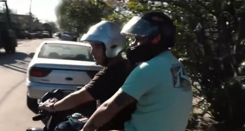 Hombre trabaja de Moto-Remisero