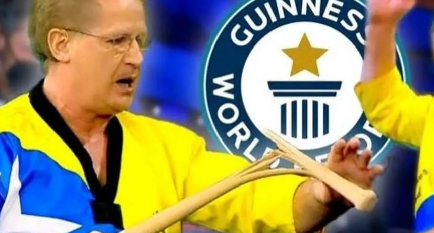 Artista marcial rompe 68 bates de b&eacute;isbol en un minuto