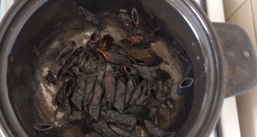 Puso a cocinar fideos y se despert&oacute; al otro d&iacute;a por el olor a quemado 