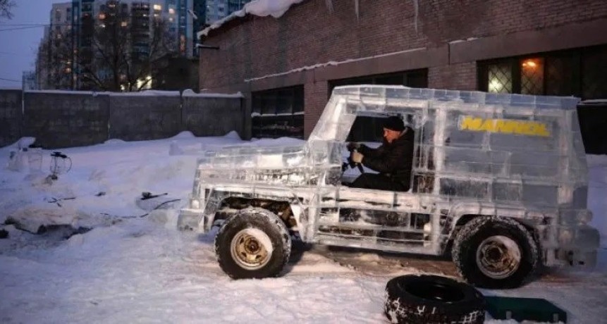 Construyeron un auto con bloques de hielo en Rusia