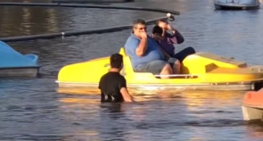  Joven se tir&oacute; a un lago para tratar de encontrar las llaves de su auto