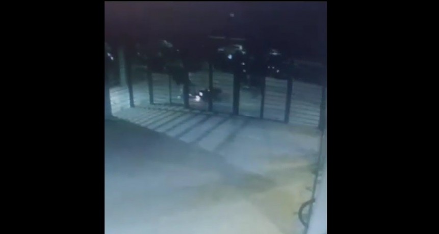 Hombre evit&oacute; el robo de su moto pele&aacute;ndose con los ladrones 