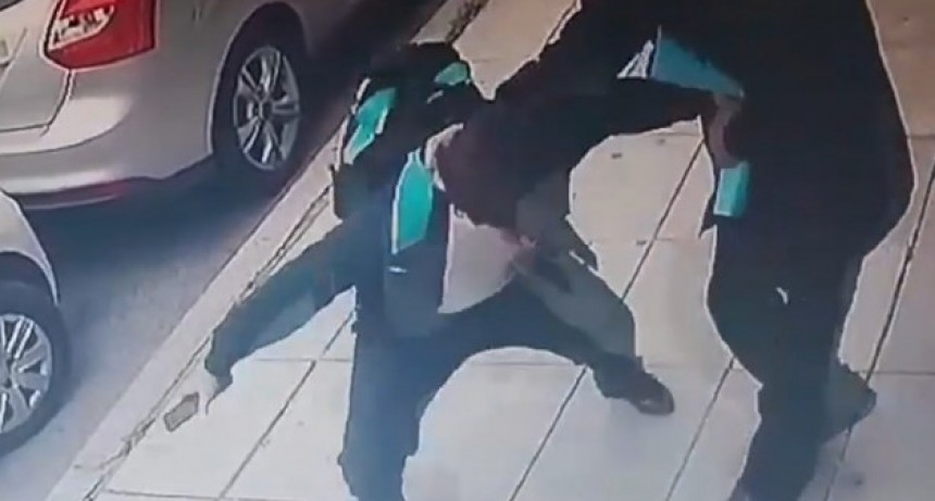 Ni&ntilde;o se resiste a robo a la salida de la escuela