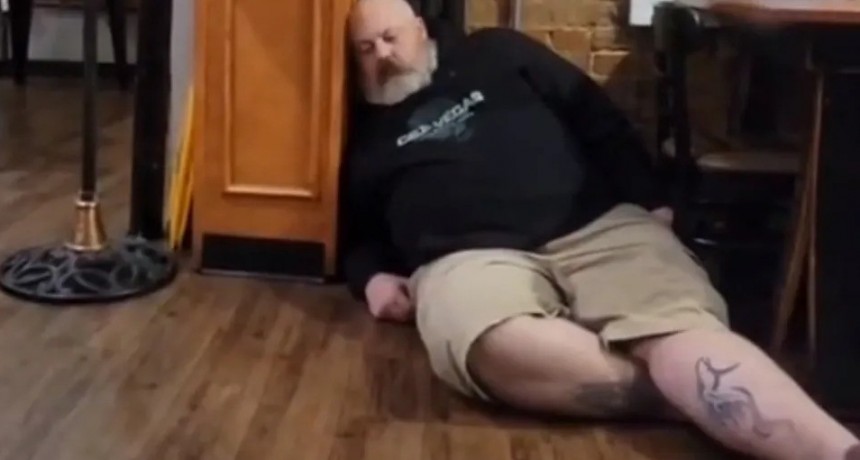 Hombre se destaca por hacerse el muerto