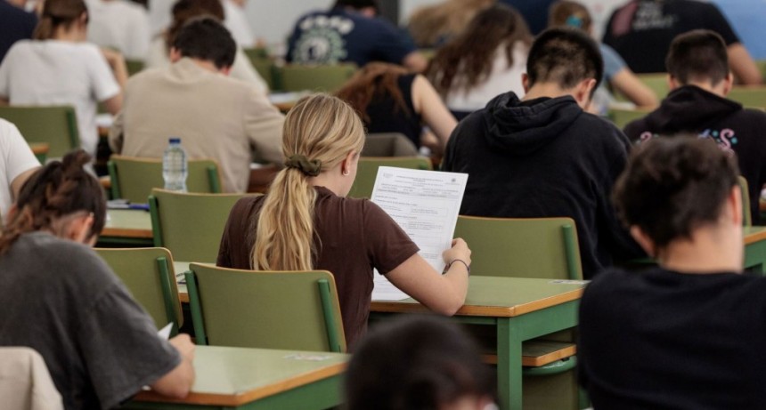 Profesora permite 5 minutos para charlar en medio de un examen