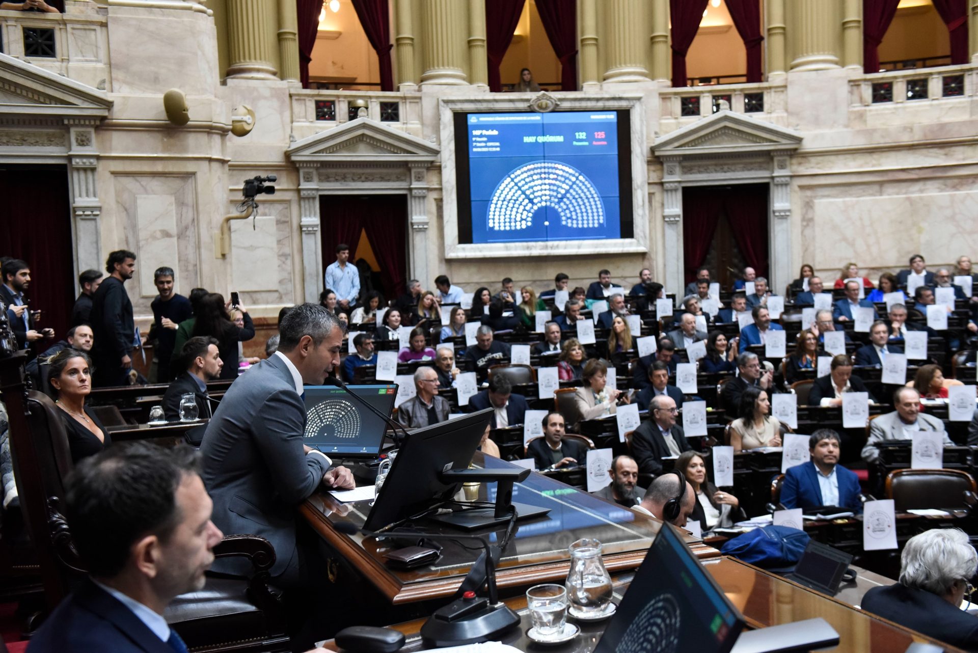 El Congreso discute interpelaciones y vetos