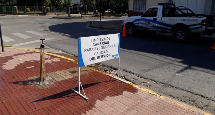 Limpieza de la red de distribuci&oacute;n de agua potable en la ciudad en horario vespertino 