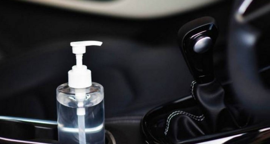 Recomiendan no dejar el alcohol gel en veh&iacute;culos