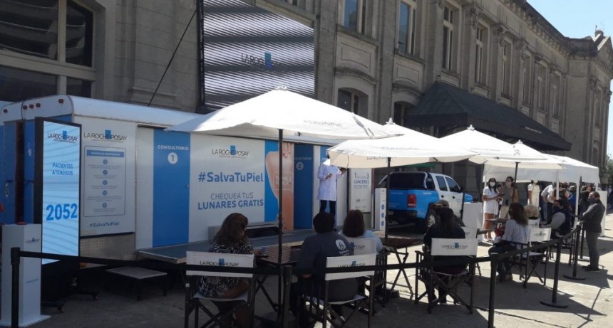 Farmacia Zentner gestion&oacute; la llegada a Santa Fe del m&oacute;vil dermatol&oacute;gico para chequeos de piel