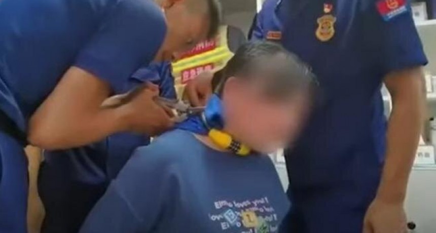 Un ni&ntilde;o le puso un candado a su madre como collar