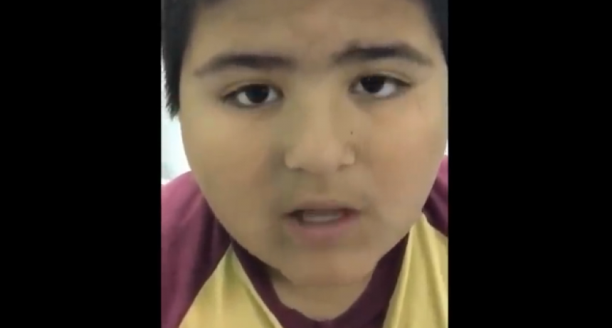 Ni&ntilde;o silba como un pato cuando habla por tragarse un silbato