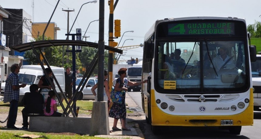 Gestionan fondos para desactivar el paro de colectivos