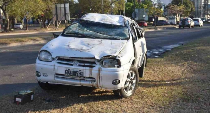 Hombre muri&oacute; tras volcar con su auto en Alem